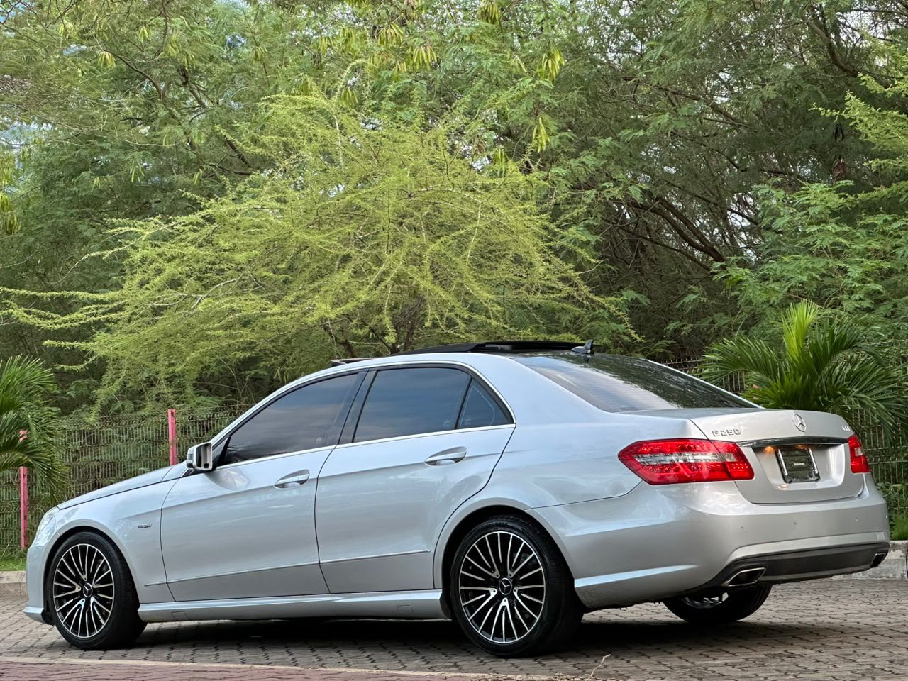 MERCEDES BENZ E CLASS thumbnail 3